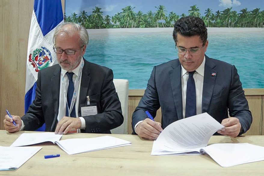 David Collado Ministro de Turismo firma acuerdo en Top Resa